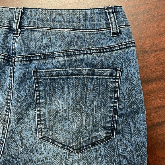 Liverpool Jeans Company “Abby” Skinny Jeans, Blue, Snake Skin Pattern, Size 10 - Picture 6 of 7